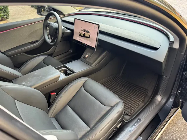 Tesla Model 3 — Фото автомобиля 10