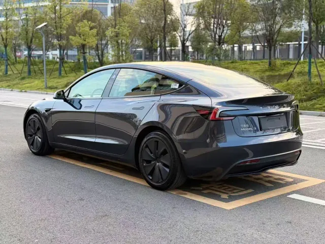 Tesla Model 3 — Фото автомобиля 9