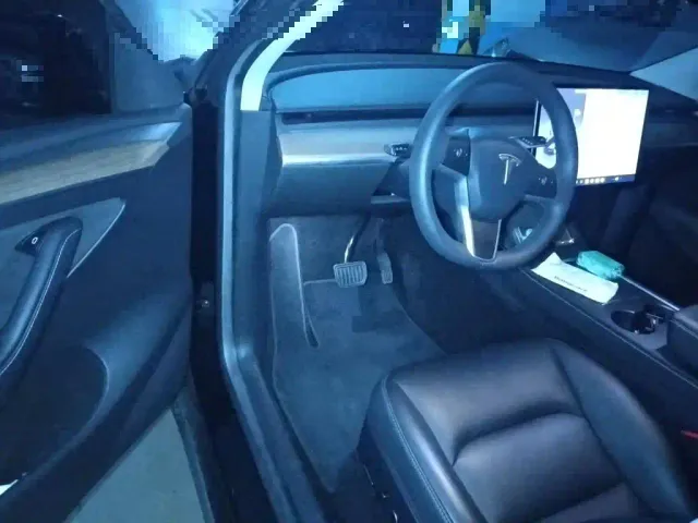 Tesla Model Y — Фото автомобиля 17