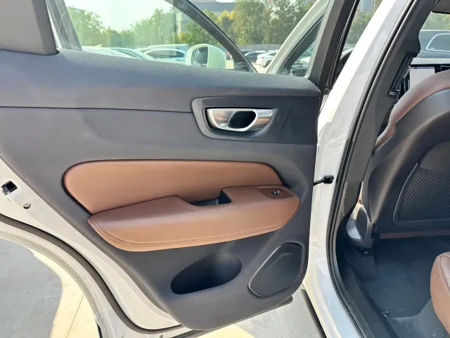 Volvo XC60 — Фото автомобиля 12