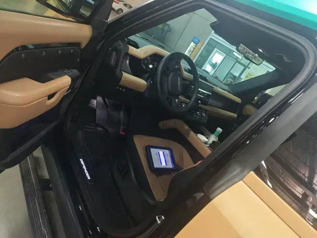 Land Rover Defender — Фото автомобиля 7