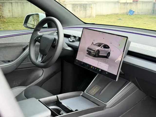 Tesla Model Y L — Фото автомобиля 9