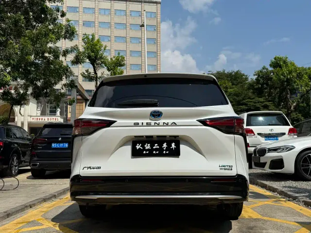 Toyota Sienna — Фото автомобиля 4
