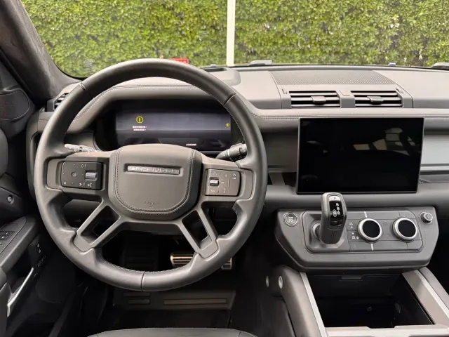 Land Rover Defender — Фото автомобиля 12