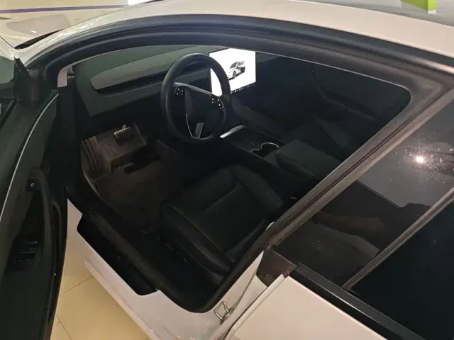 Tesla Model 3 — Фото автомобиля 15