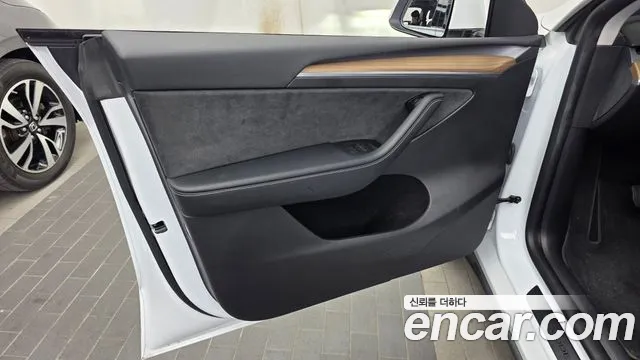 Tesla Model Y — Фото автомобиля 13