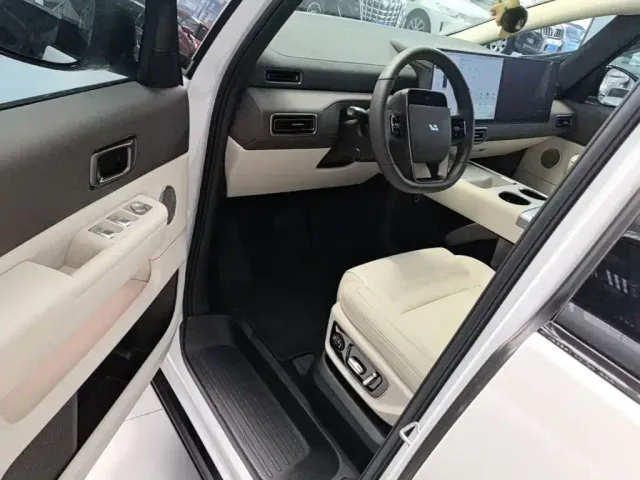 Li Auto MEGA — Фото автомобиля 15