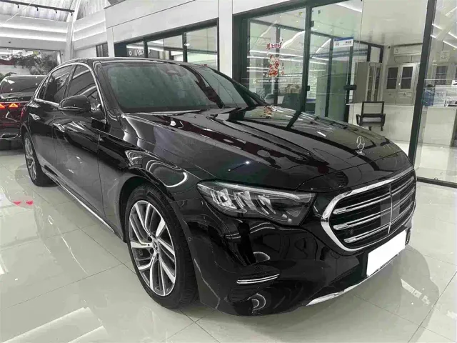 Mercedes-Benz E-Class — Фото автомобиля 3