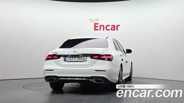 Mercedes-Benz E-Class — Фото автомобиля 3