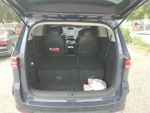 Roewe iMAX8 — Фото автомобиля 18