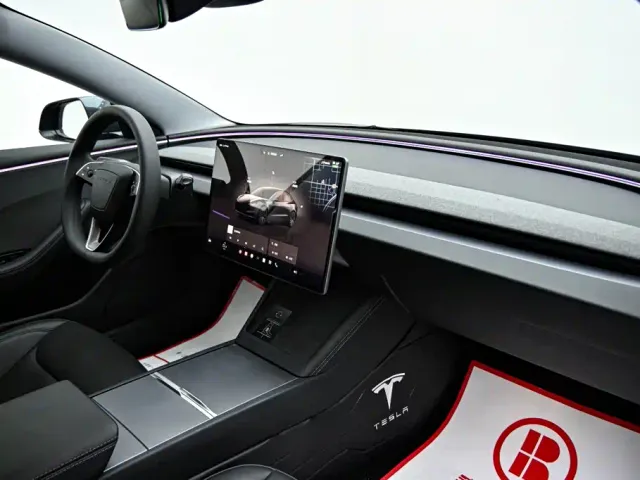 Tesla Model 3 — Фото автомобиля 15
