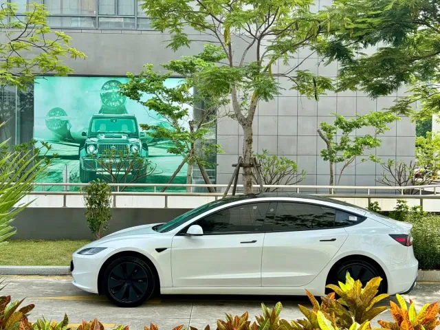 Tesla Model 3 — Фото автомобиля 14