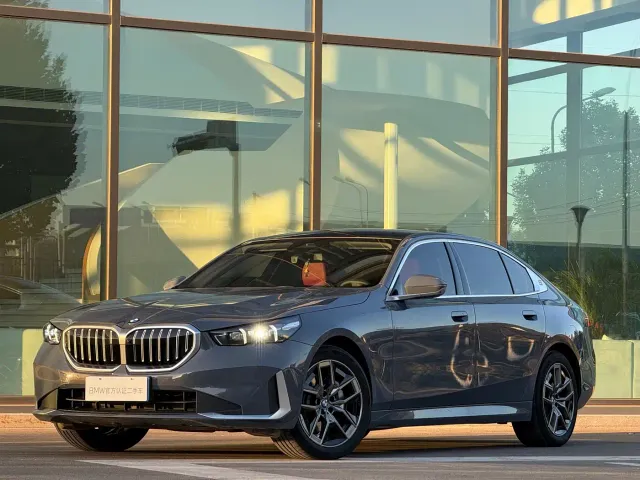 Фотография автомобиля — BMW 5 Series