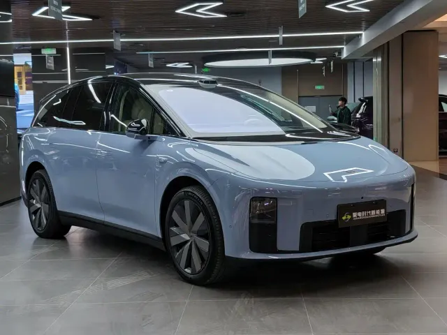 Li Auto i8 — Фото автомобиля 3