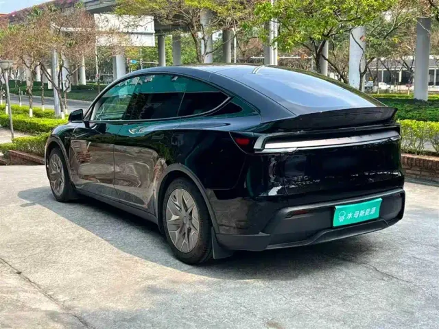 Tesla Model Y L — Фото автомобиля 6