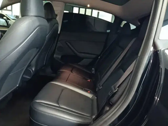 Tesla Model Y — Фото автомобиля 16