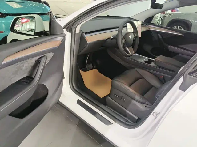 Tesla Model Y — Фото автомобиля 15