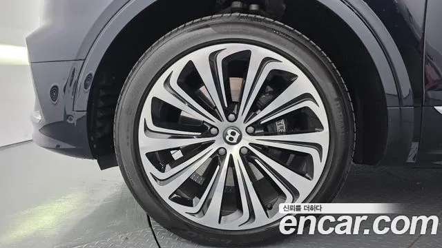 Bentley Bentayga Bentayga 4.0 V8 EWB Azure — Фото автомобиля 5