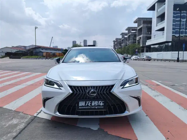 Lexus ES — Фото автомобиля 2