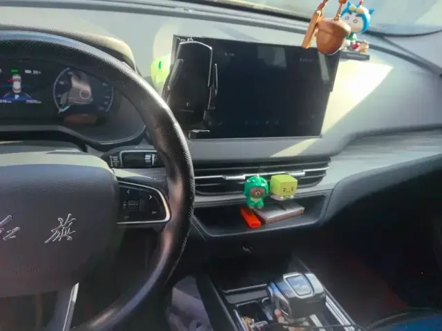 Hongqi E-QM5 — Фото автомобиля 12