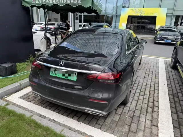 Mercedes-Benz E-Class — Фото автомобиля 2
