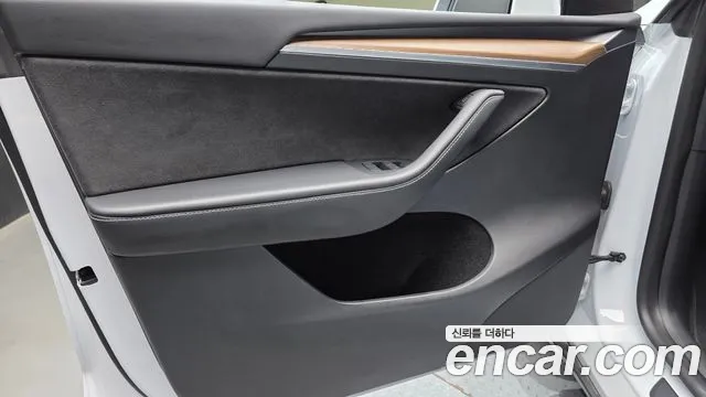 Tesla Model Y — Фото автомобиля 24