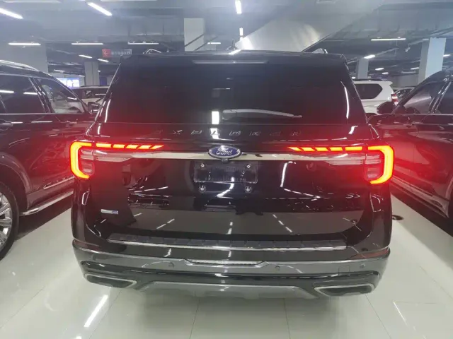 Ford Explorer — Фото автомобиля 8