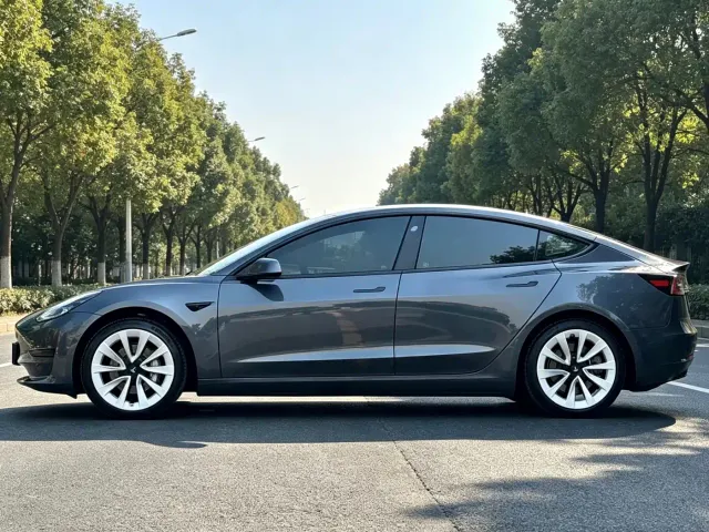 Tesla Model 3 — Фото автомобиля 4