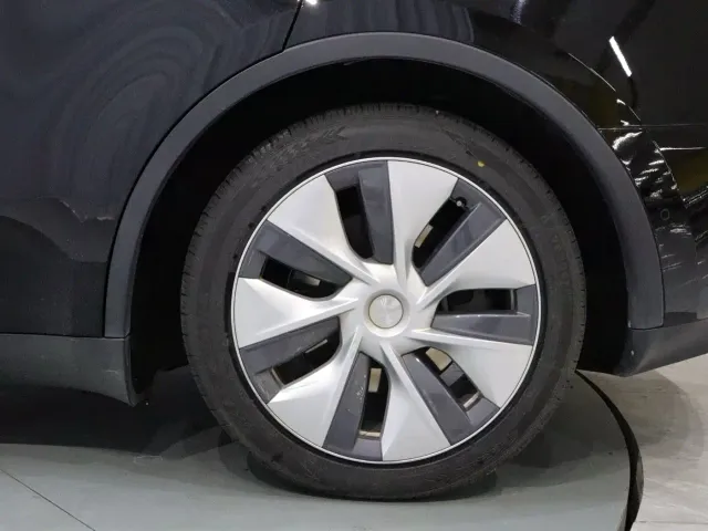 Tesla Model Y — Фото автомобиля 21