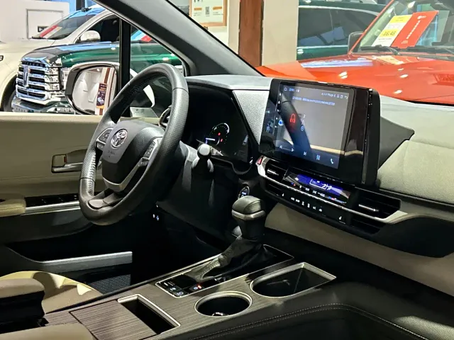 Toyota Sienna — Фото автомобиля 22