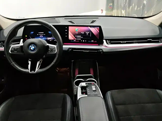 BMW iX1 — Фото автомобиля 12