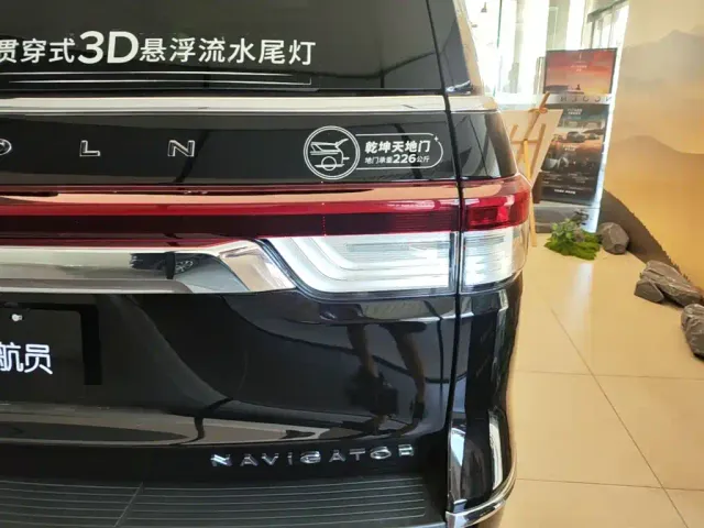 Lincoln Navigator — Фото автомобиля 7