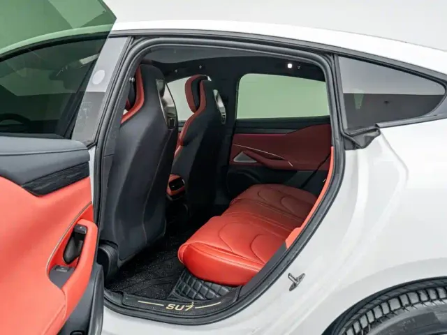 Xiaomi SU7 — Фото автомобиля 16