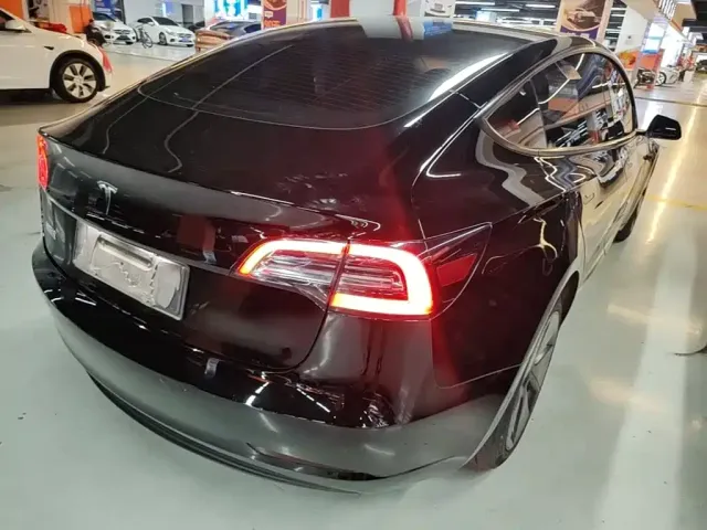 Tesla Model 3 — Фото автомобиля 6