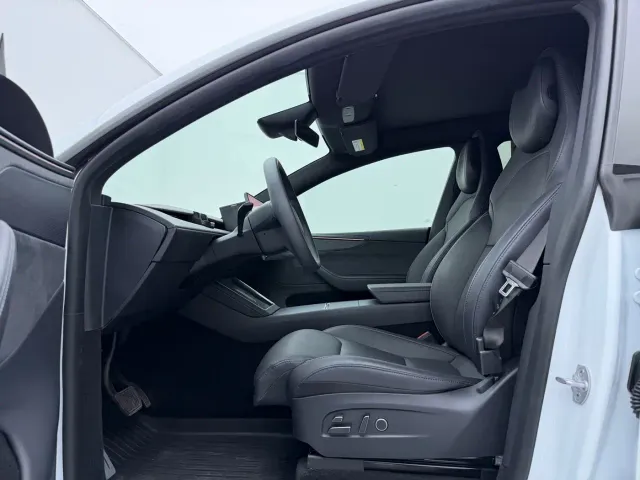 Tesla Model Y L — Фото автомобиля 11