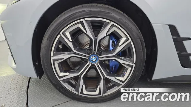 BMW i4 — Фото автомобиля 5