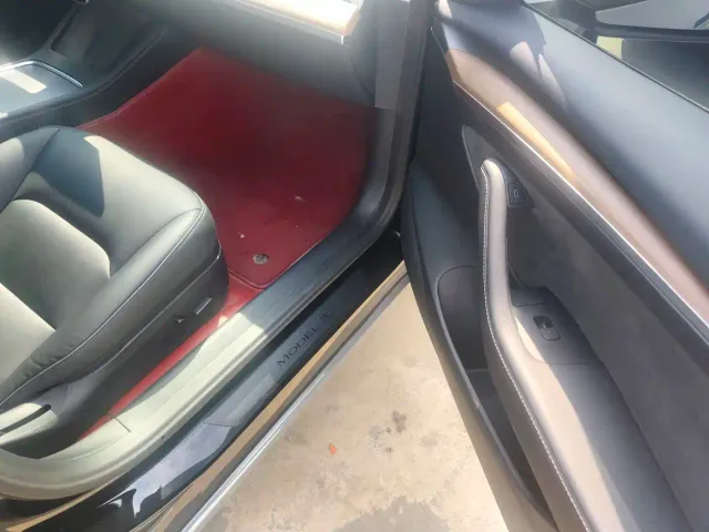 Tesla Model 3 — Фото автомобиля 12