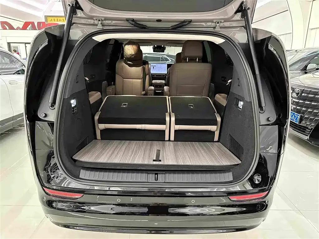 Li Auto Li Auto MEGA 2025 Model Home Family Special Edition — Фото автомобиля 19