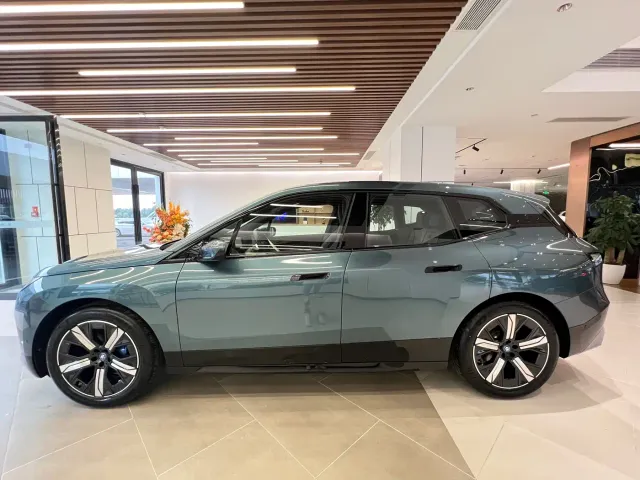 BMW iX — Фото автомобиля 3