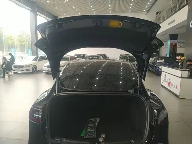 Tesla Model 3 — Фото автомобиля 18