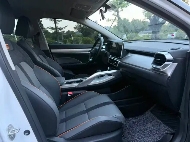 Geely Binyue — Фото автомобиля 10