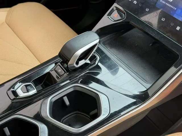 Geely Boyue L — Фото автомобиля 16