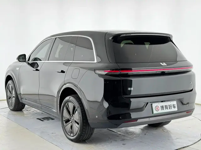 Li Auto L8 — Фото автомобиля 17