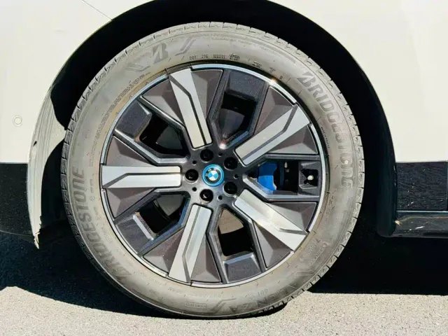 BMW iX — Фото автомобиля 7