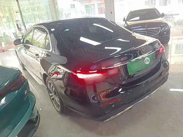 Mercedes-Benz E-Class — Фото автомобиля 4