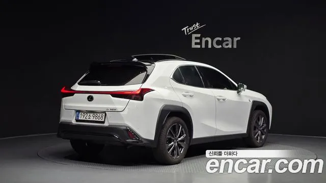 Lexus UX — Фото автомобиля 2