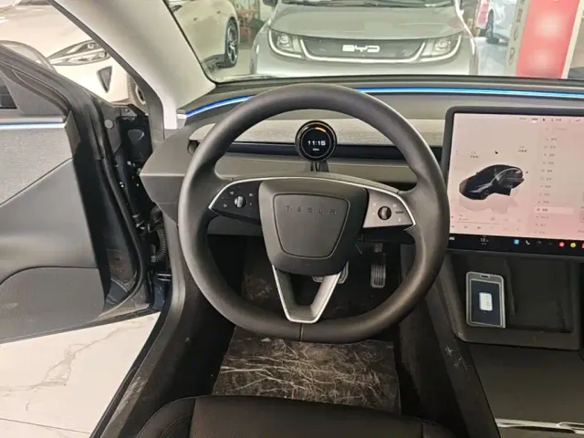 Tesla Model 3 — Фото автомобиля 10