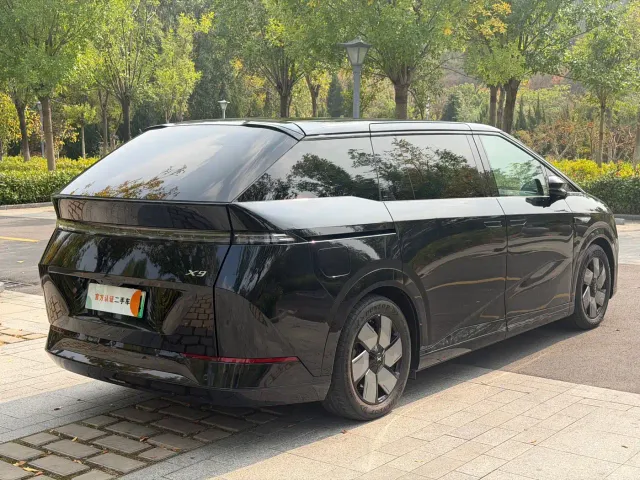 Xpeng X9 — Фото автомобиля 6