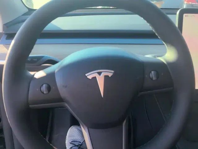 Tesla Model Y — Фото автомобиля 15