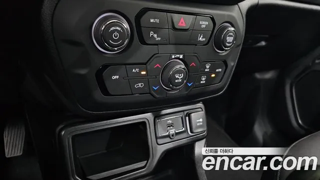 Jeep Renegade — Фото автомобиля 30